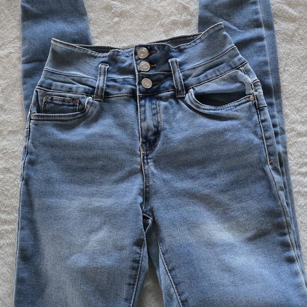 Women's High-Rise Light Blue Denim Jeans with Triple Buttons